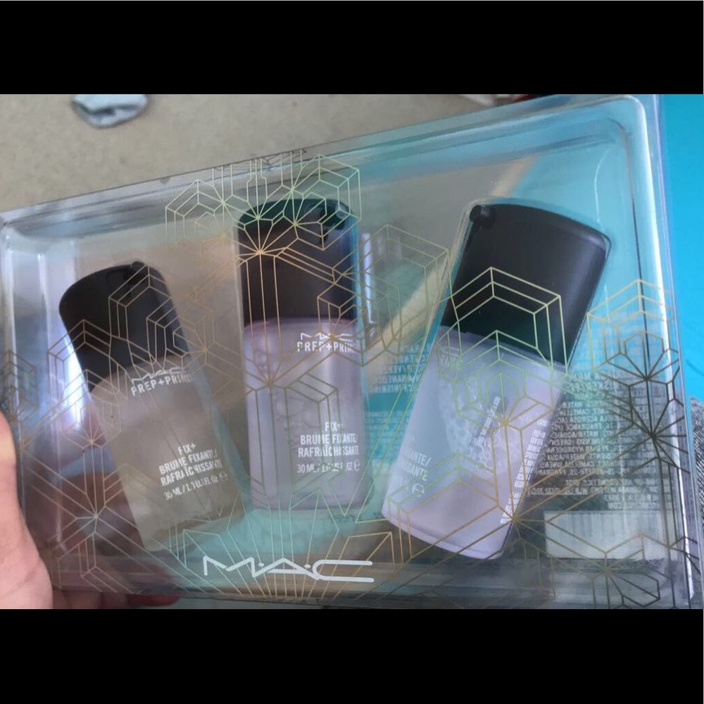 Limited edition MAC Prep+ Prime Fix spray kit